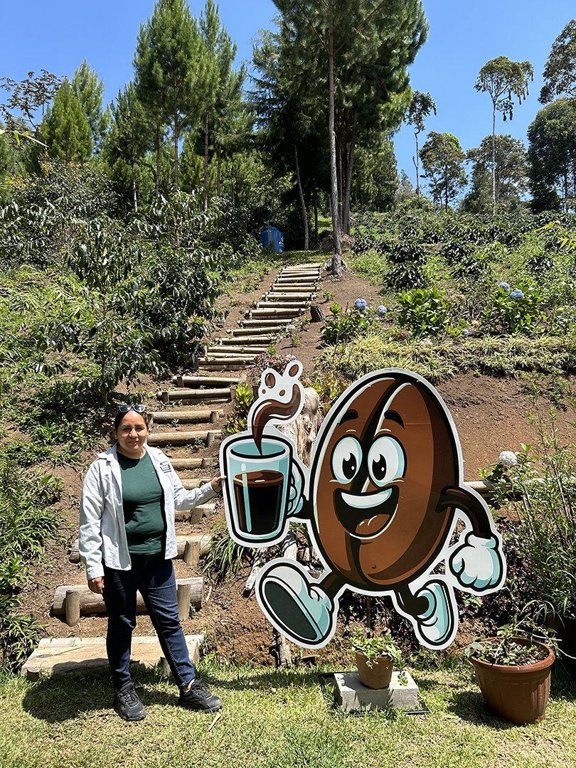 Danitza Medina creció entre las plantaciones de café de su familia en Villa Rica, la cuna del café en Perú, lo que la llevó a dedicarse a la biología y la difusión. "La educación ambiental es un proceso continuo. Nos educamos toda la vida, siempre estamos aprendiendo algo nuevo", dice.