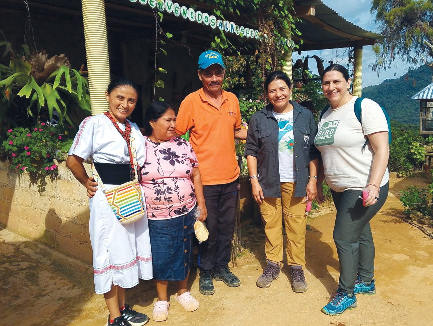 Agricultores de café y cacao del grupo colombiano ANEI trabajan con extensionistas como Zoraya Buitrago (segunda desde la derecha), bióloga y educadora ambiental en SELVA, y Melissa Mazurkewicz (derecha), directora senior del programa de extensión latinoamericano Bird Friendly. Con SELVA, Zoraya ha desarrollado proyectos e iniciativas educativas como "Amigos del Café" para narrar la relación entre aves y plantaciones de café y destacar el patrimonio natural de su Colombia natal.