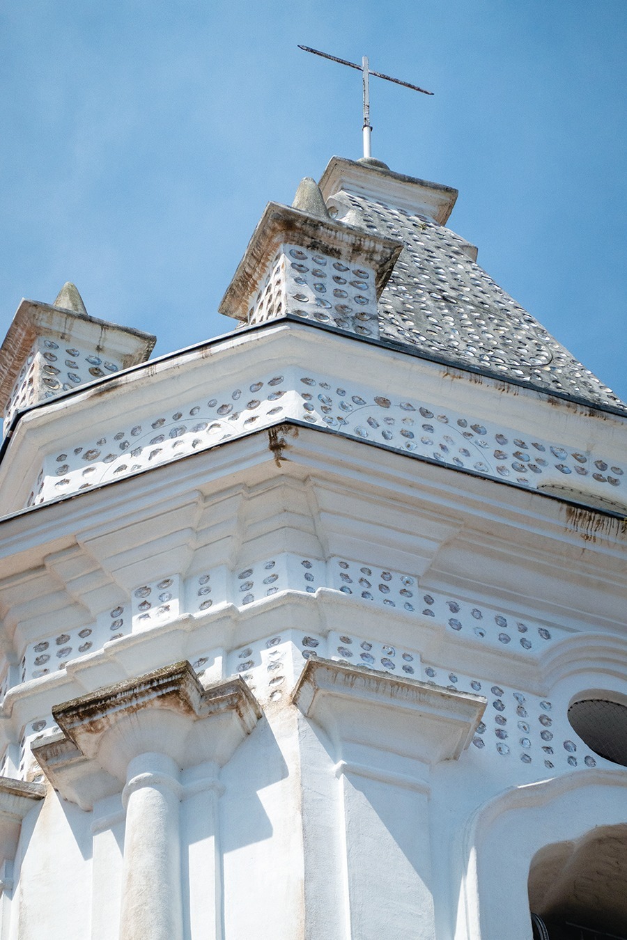 La Catedral de Casco Viejo en la Ciudad de Panamá, presenta un detalle único: conchas de ostras incrustadas en su fachada como elementos ornamentales, un homenaje a la profunda conexión de la región con el océano. Foto: Ana Endara