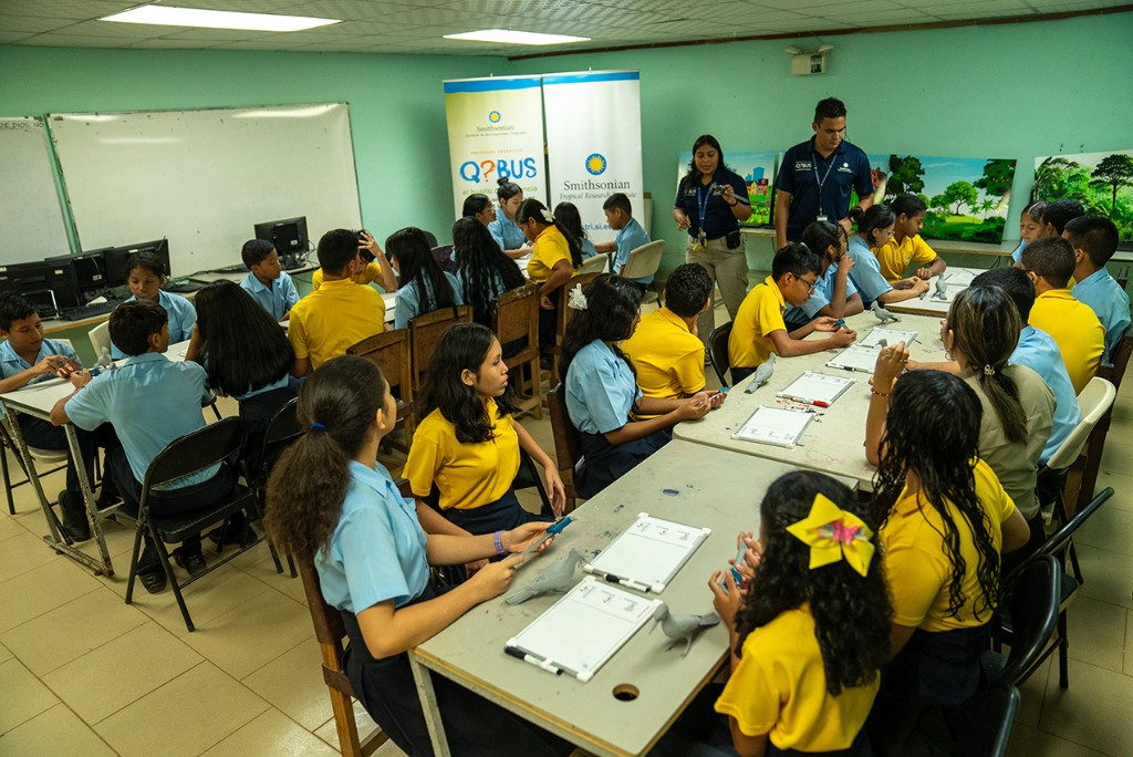 En el centro educativo Zaida Z. Núñez, La Chorrera, los estudiantes reciben la actividad “Tras la pista de las aves” donde replican el trabajo de campo de científicos, para entender cómo la presencia de las aves indica si un entorno es saludable.