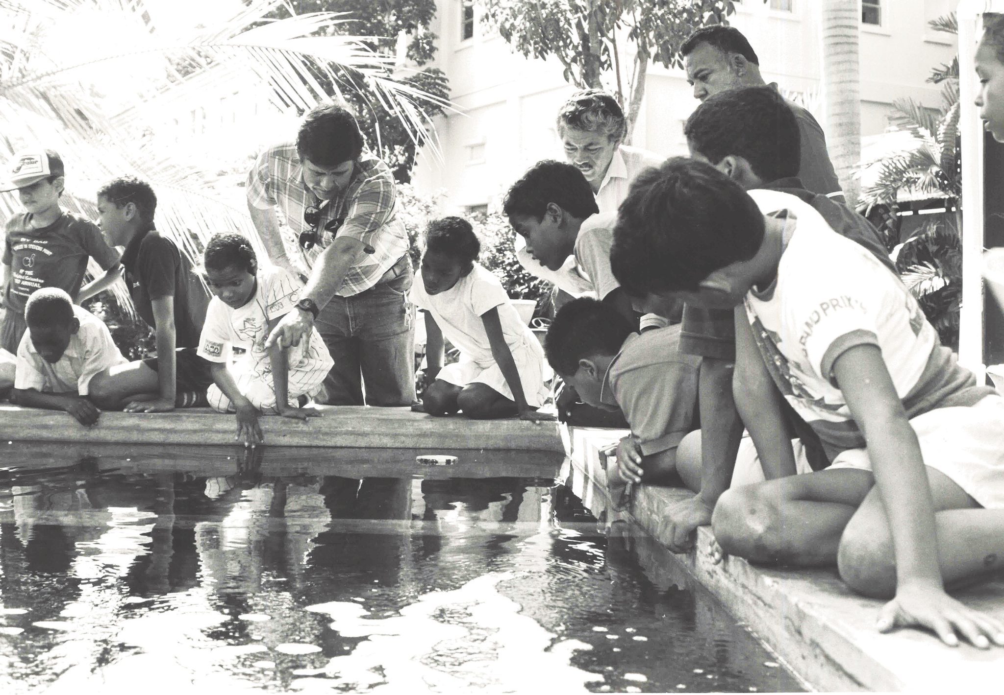Niños de El Chorrillo en actividad científica junto al agua
